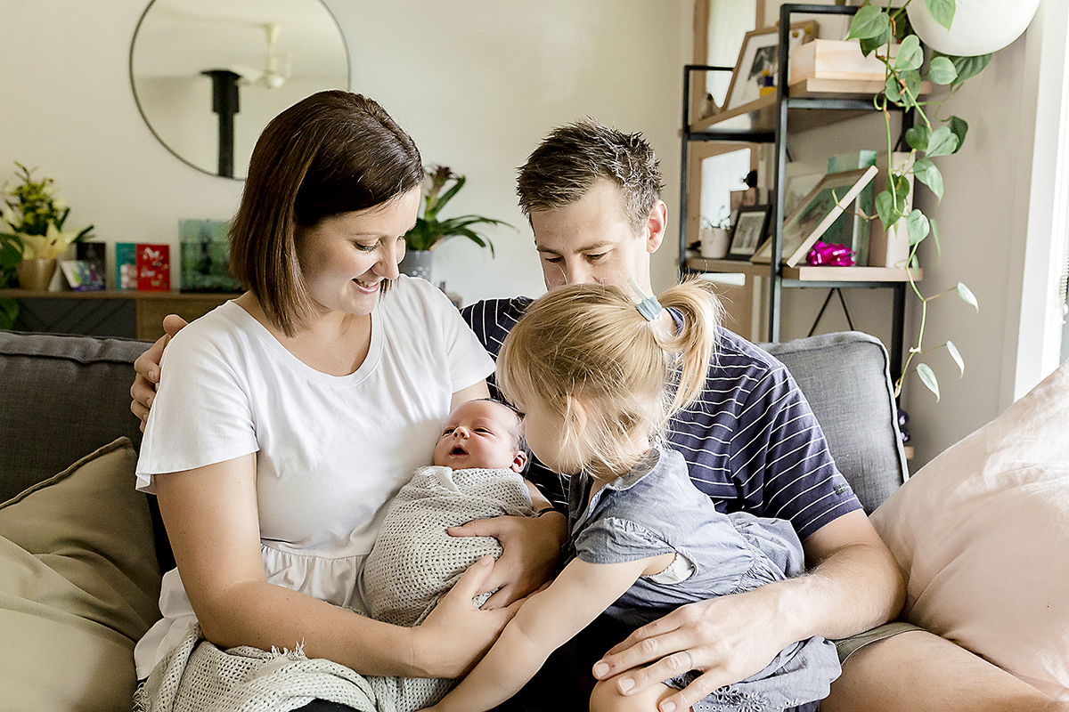 lifestyle newborn family photo session in home