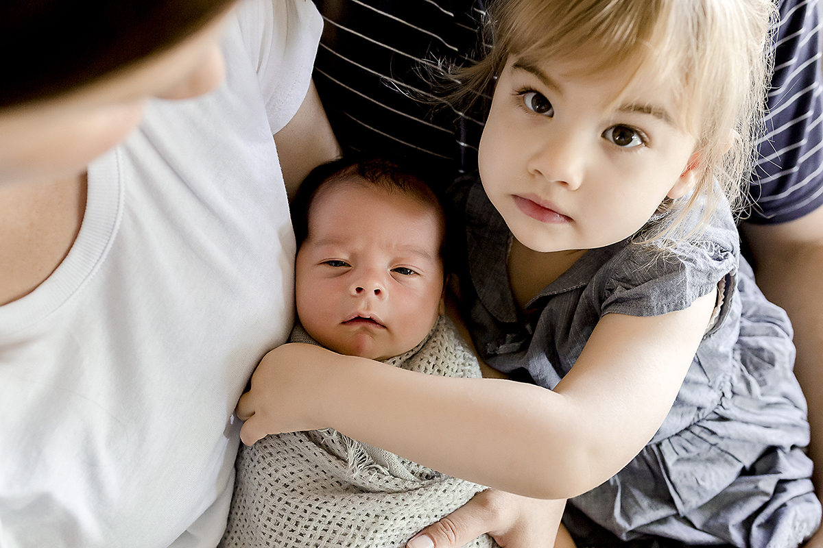 lifestyle newborn family photo session in home